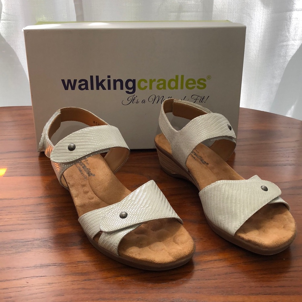 Walkingcradles Karen white/silver.  Size 8 N.